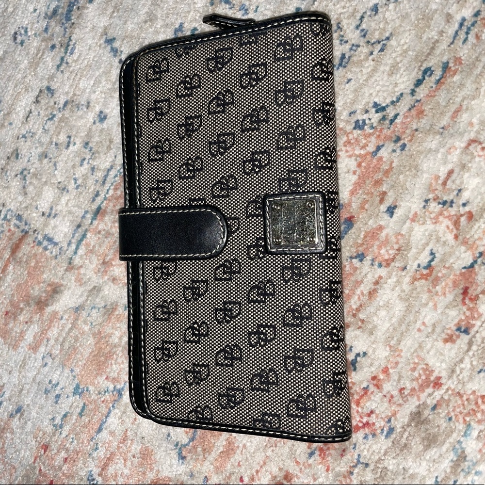 Wallets sold separately - Picture 4 of 8